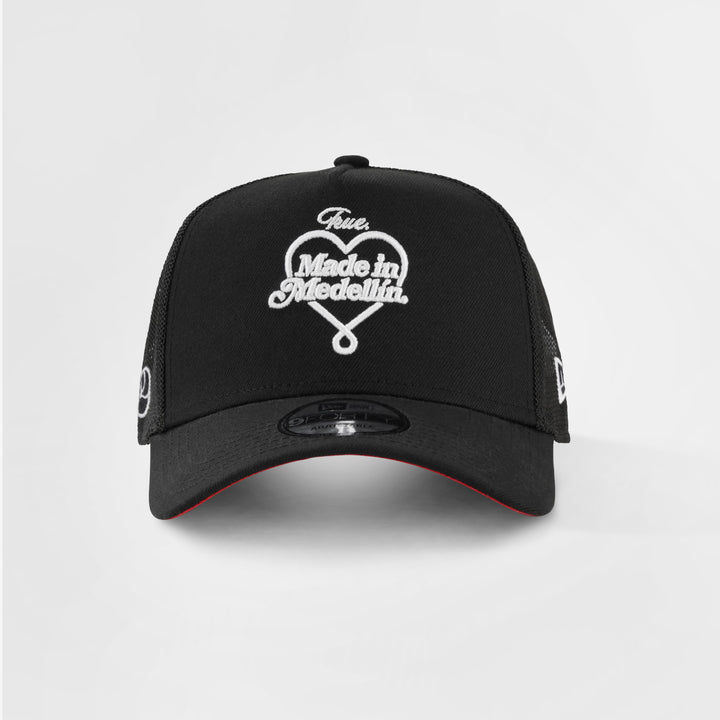 True X New Era 940AF Trucker Blk Medellin